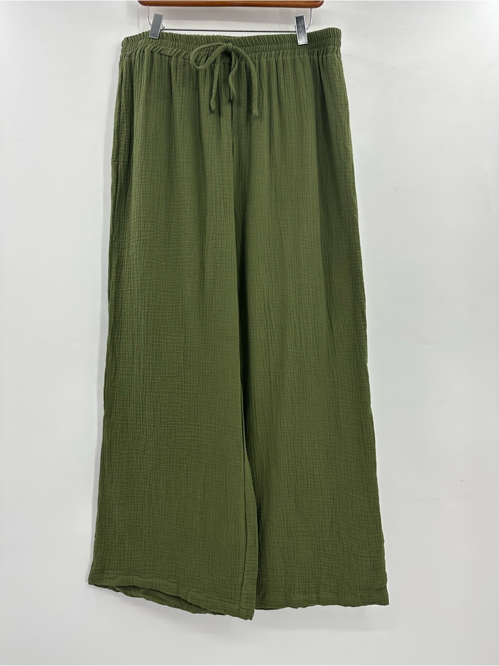 Relaxed Lightweight Women’s Pants in Olive Green